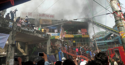 নিউ মার্কেটে ভয়াবহ আগুন, চোখের সামনে পুড়ে গেছে দোকান