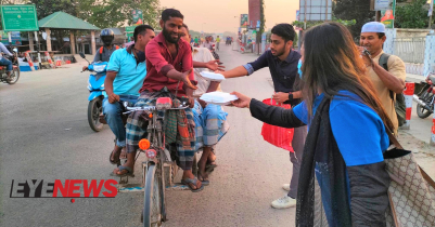 পঞ্চগড়ে ইফতার দিয়ে রিক্সা চালকদের মুখে হাসি ফোটাল ‘SMILE MORE’