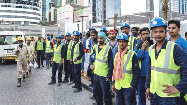 দুবাইয়ে কর্মরত বাংলাদেশি প্রবাসী কিছু শ্রমিক। ছবি- ডেইলি সান