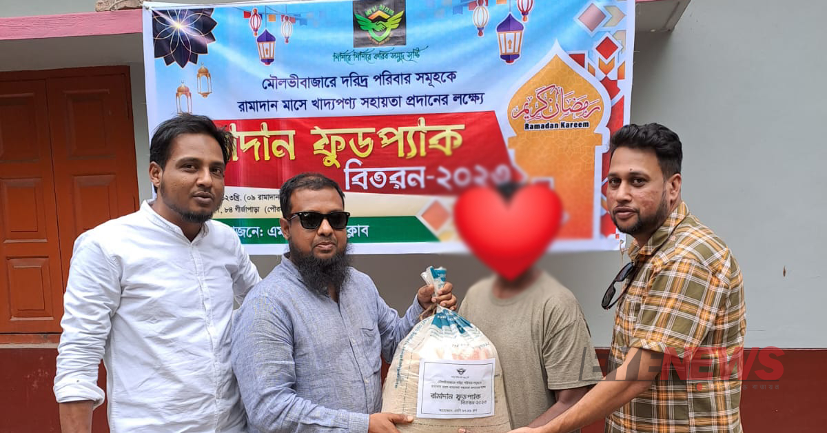 রামাদ্বান ফুডপ্যাক তুলে দিচ্ছেন ক্লাবের সদস্যরা। ছবি- আই নিউজ