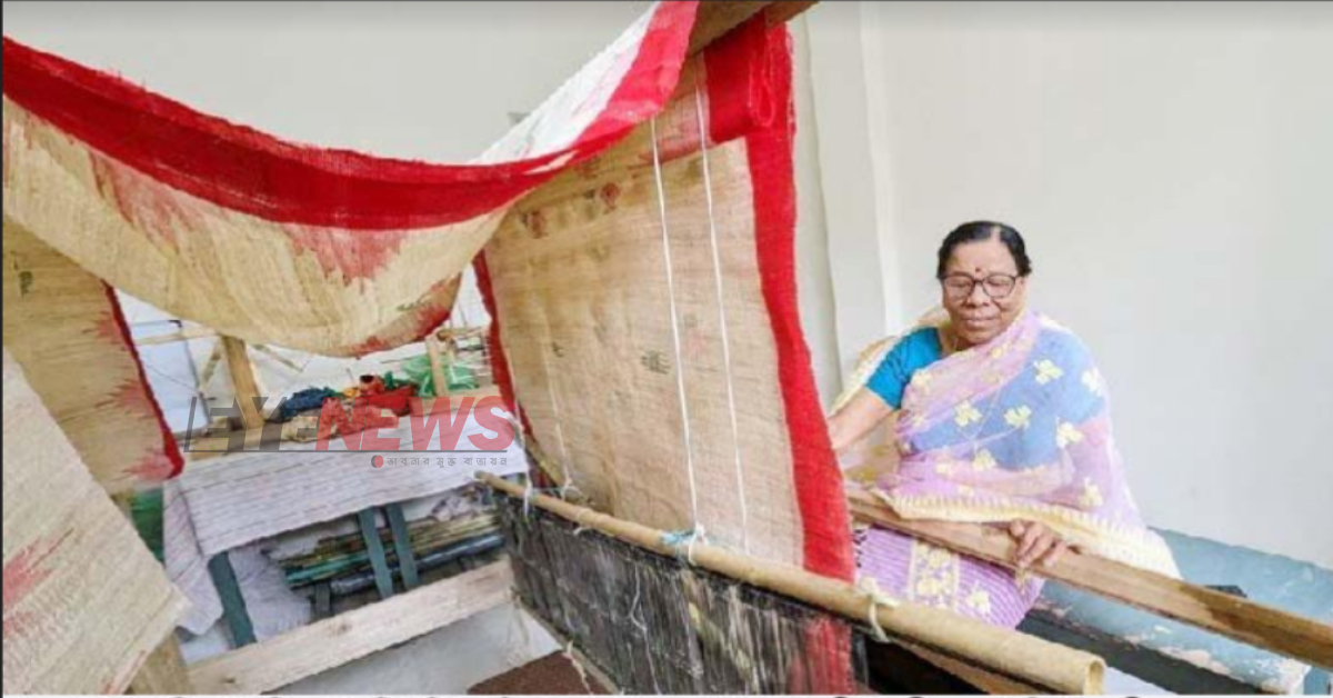 নিজ বাড়িতে মণিপুরি শাড়ির কাজ করছেন রাধাবতী দেবী। ছবি- আই নিউজ