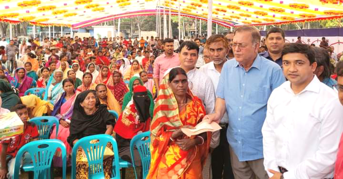 চেক তুলে দিচ্ছেন অনুষ্ঠানের প্রধান অতিথি বীর মুক্তিযোদ্ধা উপাধ্যক্ষ ড. মো. আব্দুস শহীদ। ছবি- আই নিউ