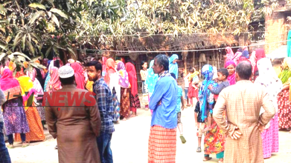 ঘটনার পর ওই শিক্ষার্থীর বাড়িতে স্থানীয়রা এসে জড়ো হন। ছবি- আই নিউজ