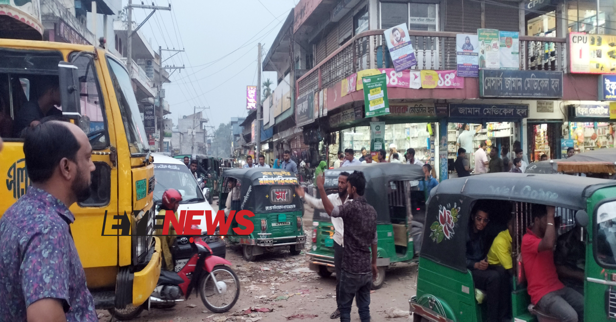 বাজারের রাস্তায় যানজটে সৃষ্ট দুর্ভোগের চিত্র। ছবি- আই নিউজ