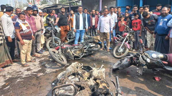 সংঘর্ষের সময় ৮টি মোটরবাইকে আগুন ধরিয়ে দেয় বিক্ষুব্ধরা। ছবি- সংগৃহীত