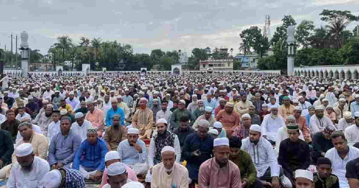 মৌলভীবাজার টাউন ঈদগাহ মাঠে প্রধান ঈদ জামাত। ছবি : আই নিউজ