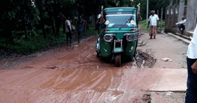 মৌলভীবাজারে সড়কের সংস্কারকাজে ধীরগতি, চরম দুর্ভোগে মানুষ