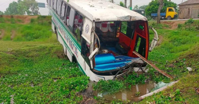 শ্রীমঙ্গলে রাস্তা ছেড়ে খাদে হবিগঞ্জ-সিলেট এক্সপ্রেস বাস