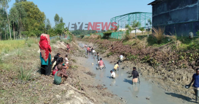 মৌলভীবাজারে অবৈধ ভাবে বাঁধ দিয়ে মাছ শিকারের অভিযোগ 