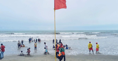 সৈকতে উড়ছে লাল পতাকা, পাত্তা দিচ্ছেন না পর্যটকরা