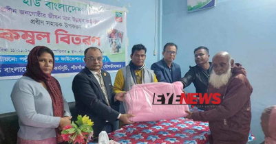 রাজনগরে ৩০০ শীতার্ত পরিবারের মাঝে কম্বল বিতরণ