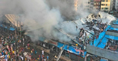 রাজধানীর কৃষি মার্কেটে আগুন, ৬ ঘণ্টা পর নিয়ন্ত্রণে 