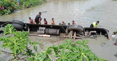 ঝালকাঠিতে বাস খাদে পড়ে শিশুসহ ১৫ জনের মৃ*ত্যু