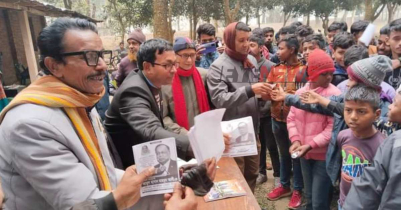 দিনাজপুরে বই বিতরণ অনুষ্ঠানে নির্বাচনী প্রচারণা করলেন অধ্যক্ষ