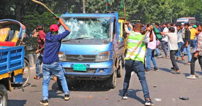 কাকরাইলে আওয়ামী লীগ-বিএনপি সংঘর্ষ, বাস, পিকআপ ভাঙচুর 