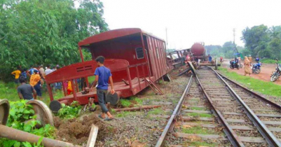 যশোরে তেলবাহী ট্যাংকারের বগি লাইনচ্যুত 