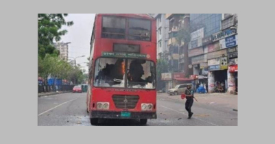 বিএনপি-পুলিশ সংঘর্ষের সময় বাসে আগুন 