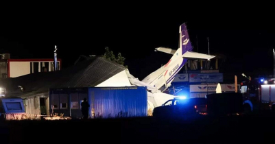 5 k i l l e d as plane crashes into hangar in Poland