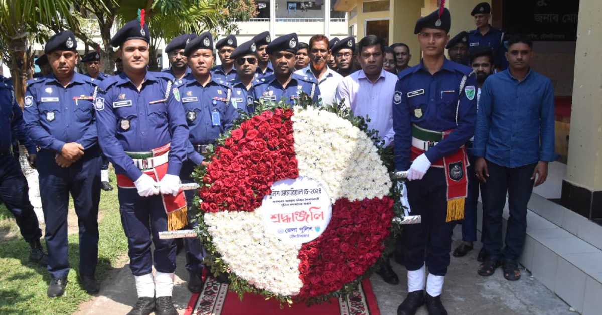 অস্থায়ী পুলিশ স্মৃতিস্তম্ভে পুস্পস্তবক অর্পণ করেন জেলা পুলিশ সুপার মো. মনজুর রহমান। ছবি- RMB