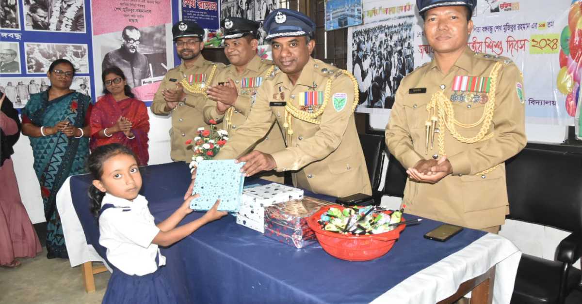 পুরস্কার বিতরণী অনুষ্ঠানে প্রধান অতিথি হিসেবে উপস্থিত ছিলেন মৌলভীবাজার জেলা পুলিশ সুপার।