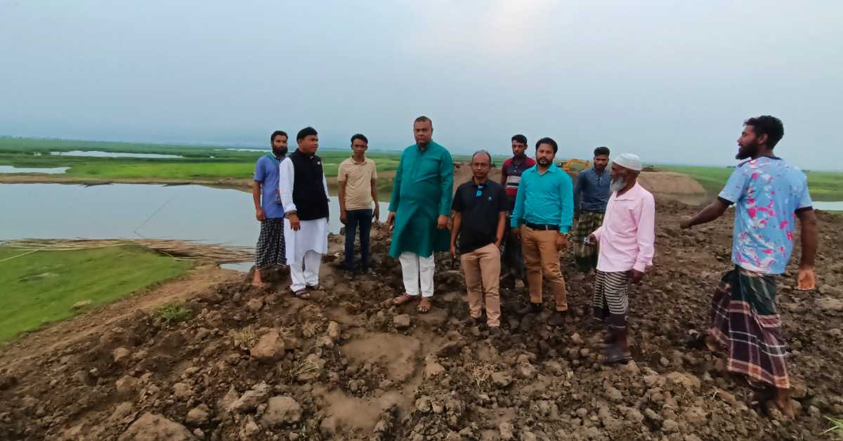 হাওরের বেশ কয়েকটি ফসল রক্ষা বাঁধ পরিদর্শন করেন এমপি রণজিৎ সরকার। ছবি- আই নিউজ