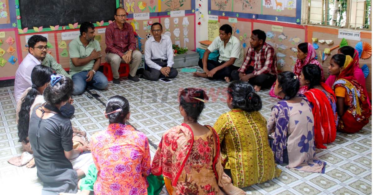 আলোয়-আলো প্রকল্পের শিক্ষার্থীদের সঙ্গে  প্রাথমিক অতিরিক্ত মহাপরিচালক ড. উত্তম কুমার দাস