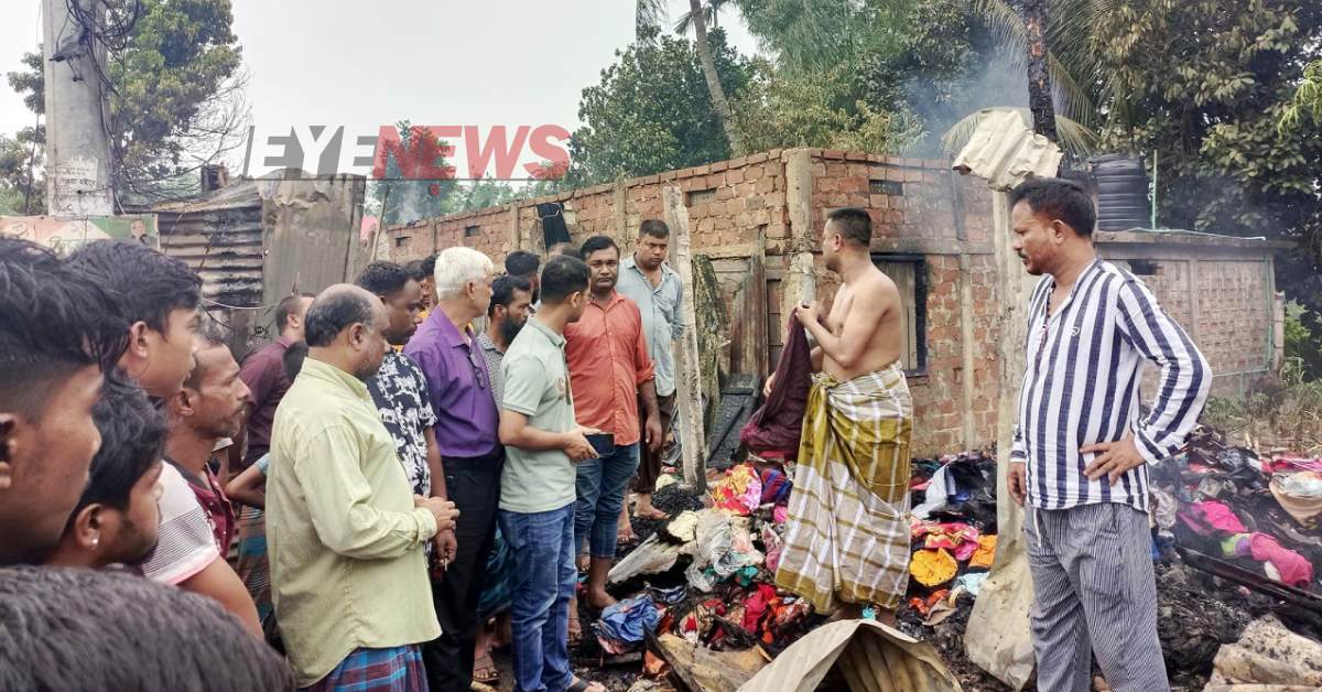 ঘটনাস্থল ঘুরে দেখা যায় আগুনে পুড়ে ছাই হয়ে গেছে ঘরের প্রায় সবকিছু। ছবি- আই নিউজ