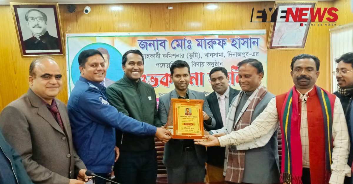 বিদায়ী এসিল্যান্ডের হাতে বিদায় সংবর্ধনা ও সম্মাননা ক্রেস্ট প্রদান। ছবি- আই নিউজ