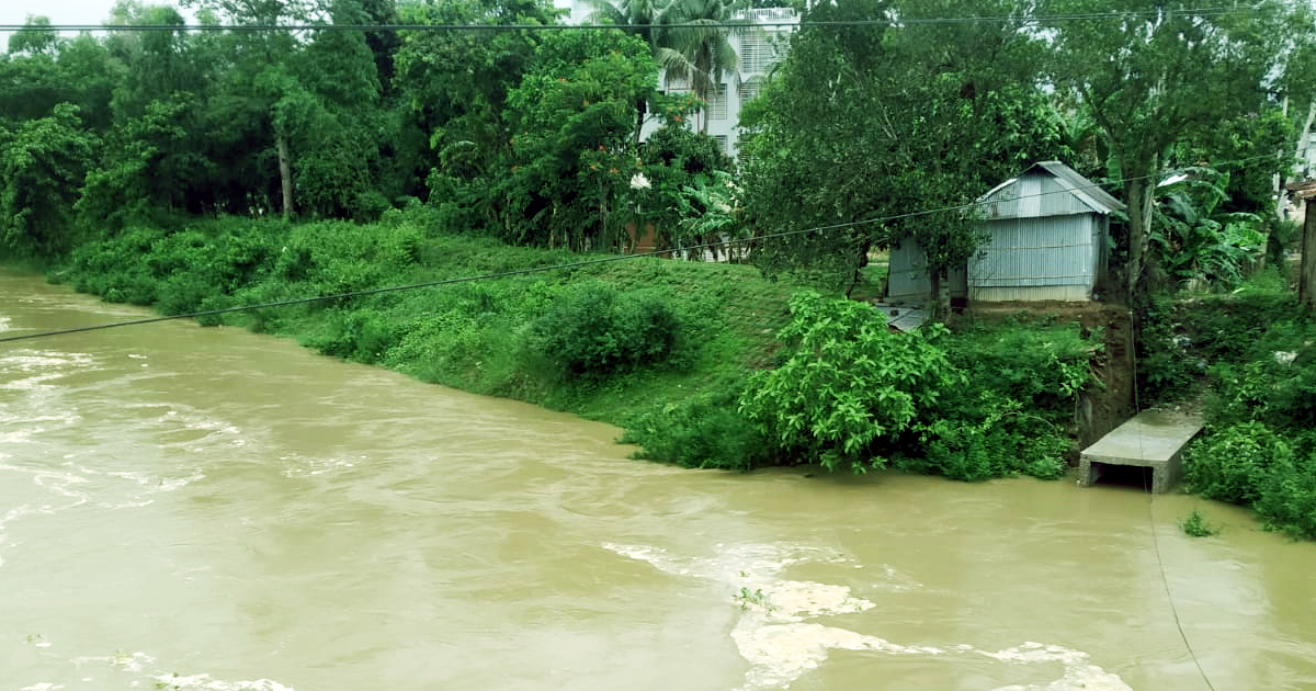 ধলাই নদীতে অস্বাভাবিকভাবে পানি প্রবাহিত হচ্ছে। ছবি- আই নিউজ