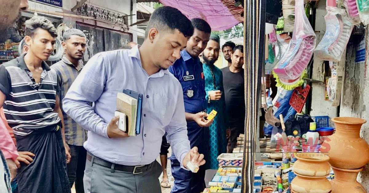 মুন্সিবাজার এলাকায় অভিযানে জেলা কার্যালয়ের সহকারী পরিচালক শফিকুল ইসলাম। ছবি- আই নিউজ