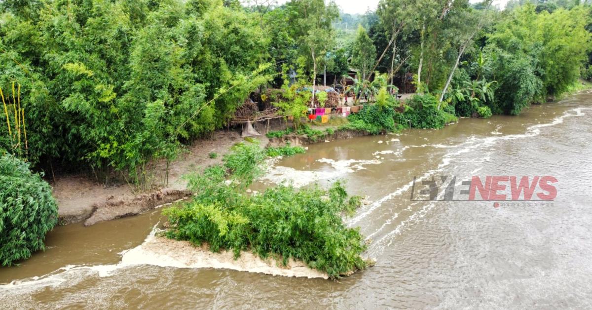 আত্রাই নদীর আগ্রাসনে বিলীন হবার মুখে বাড়িঘর। ছবি- আই নিউজ