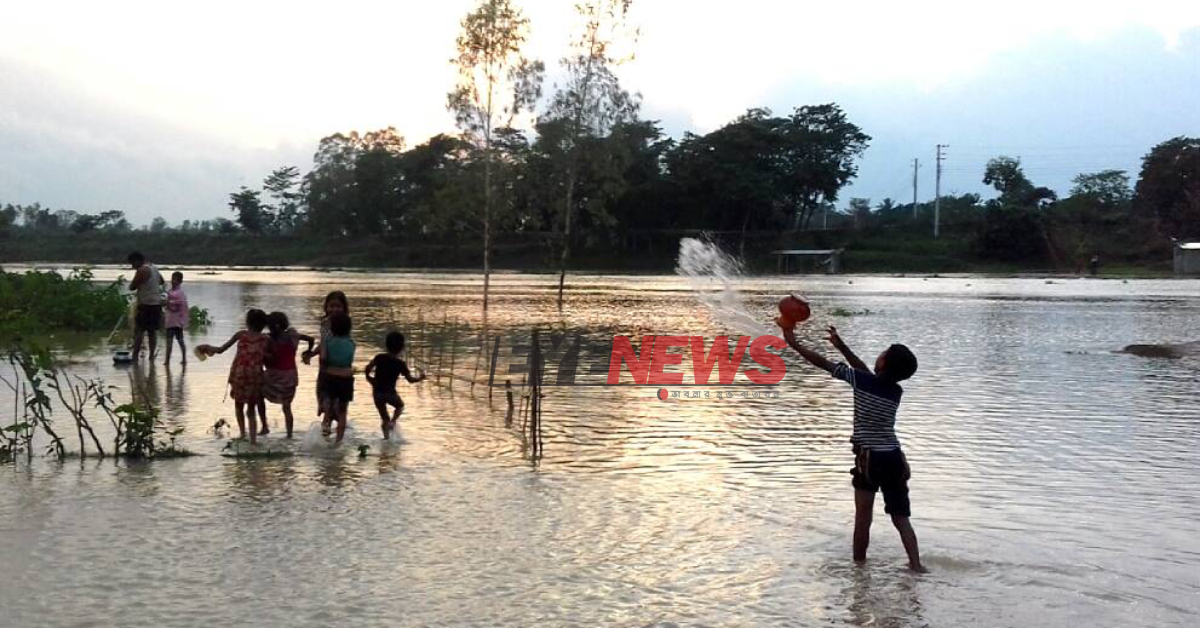 সাম্প্রতিক টানা বৃষ্টির ফলে বাড়ছে খোয়াই নদীর পানি।