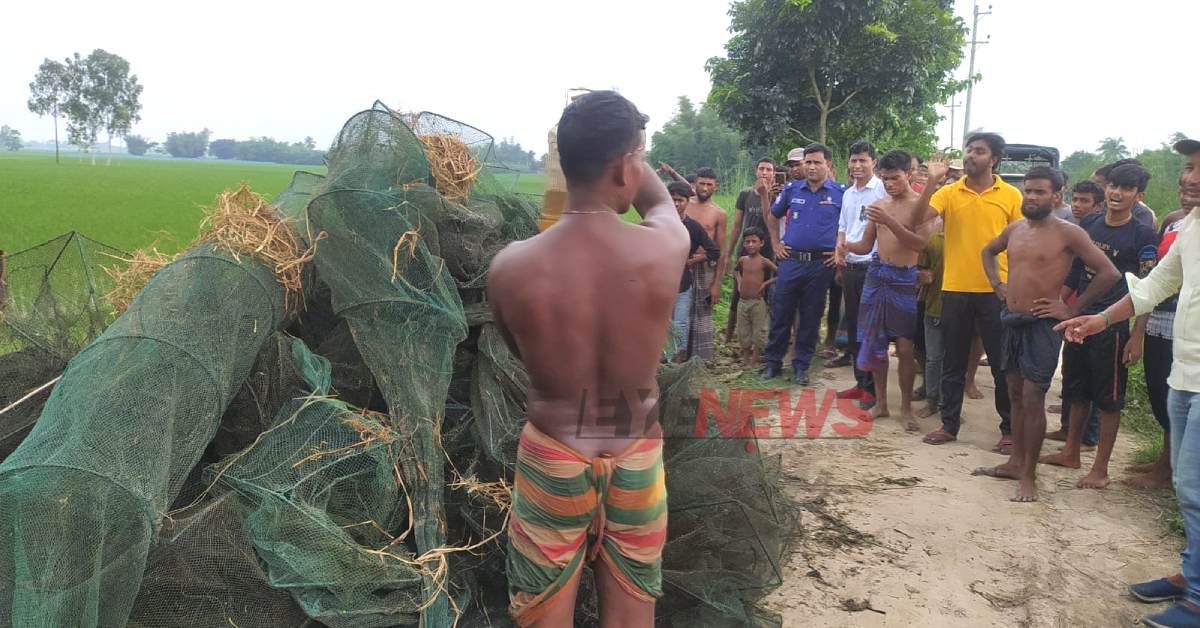 সহকারী কমিশনার (ভূমি)ইন্দ্রজিত সাহার উপস্থিতিতে নিষিদ্ধ জাল ধ্বংস করা হয়। ছবি- আই নিউজ