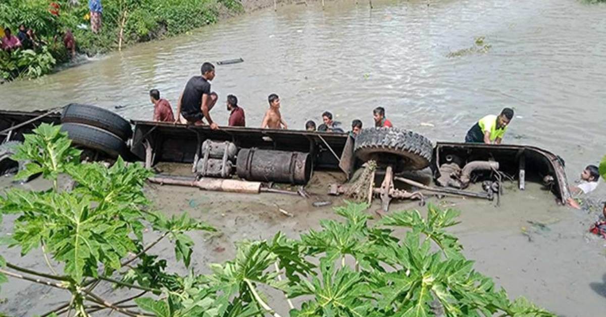 একটি অটোরিকশাকে পাশ কাটাতে গিয়ে নিয়ন্ত্রণ হারায় বাসটি। ছবি- প্রতিনিধি