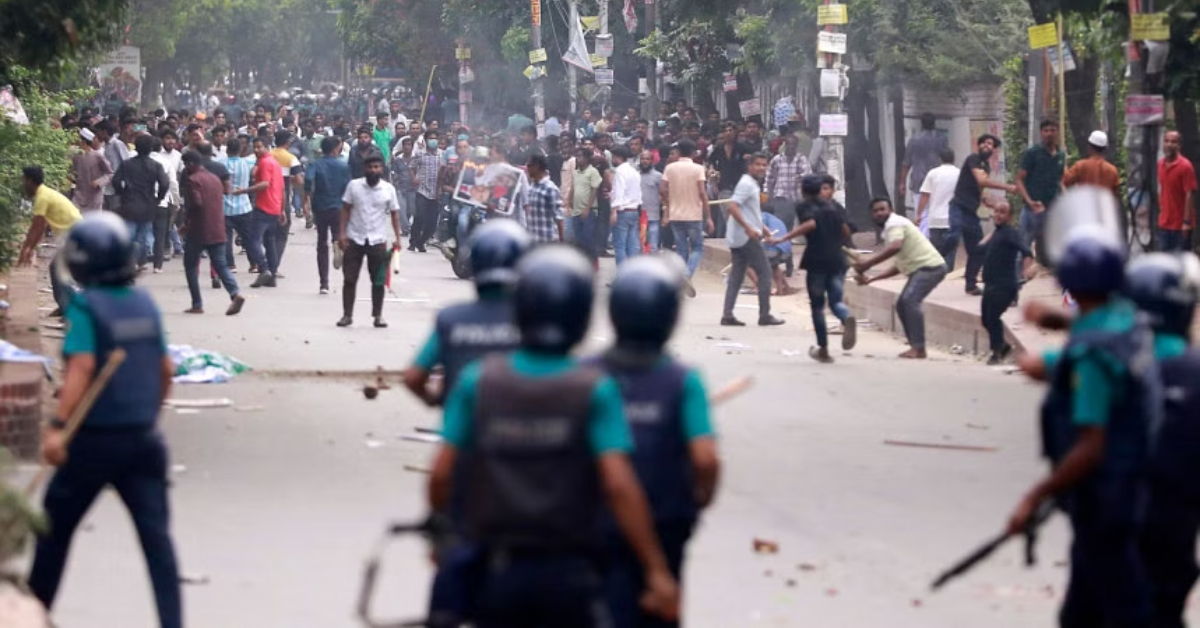 মঙ্গলবার বিকেলে বিএনপি নেতাকর্মীদের সঙ্গে তুমুল সংঘর্ষ বাধে পুলিশের। ছবি- দ্য ডেইলি স্টার