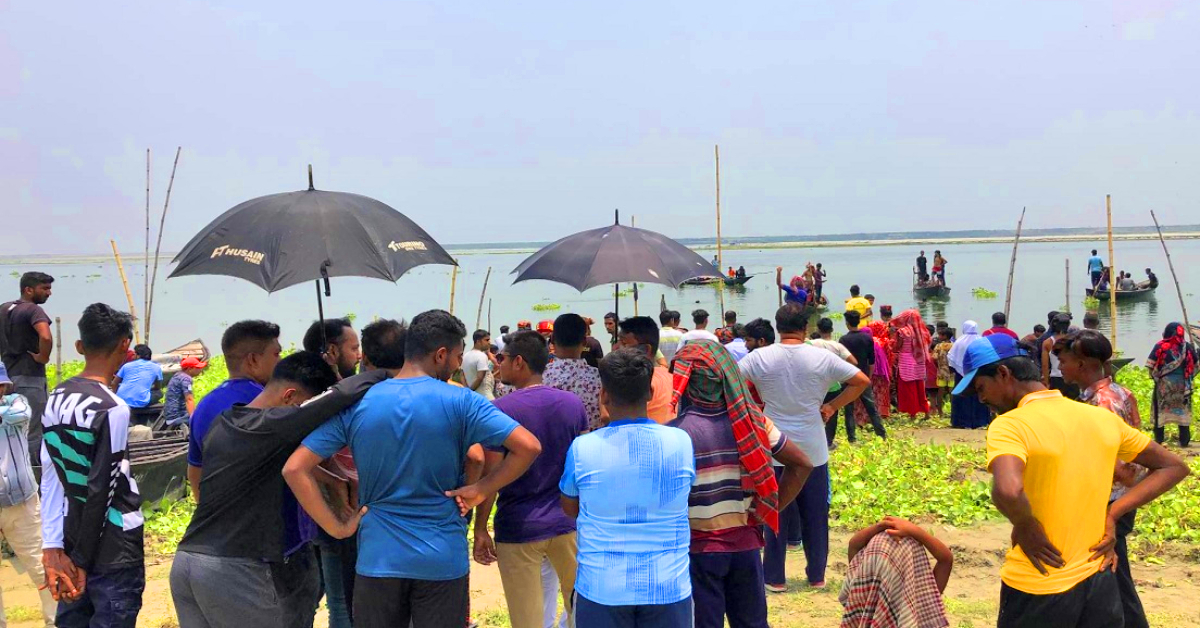 নিহত কলেজ ছাত্রের ভেসে ওঠা লা শ দেখতে মানুষের ভিড়। ছবি- সংগৃহীত