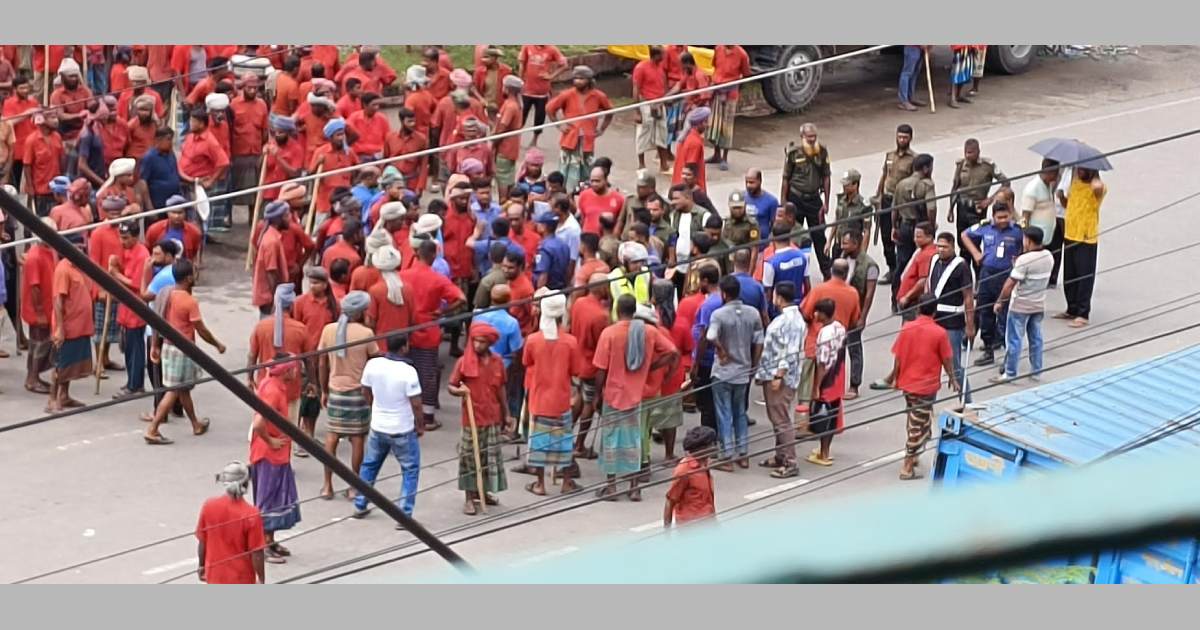 সংঘর্ষের সময় ঘটনাস্থলে উত্তেজিত শ্রমিকদের একাংশ। ছবি- আই নিউজ