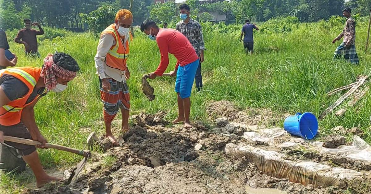 নি হ তে কবর থেকে ম র দে হ তুলবার সময়ের দৃশ্য।