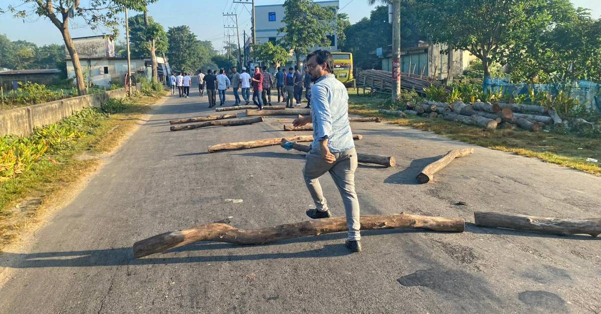 ঢাকা-সিলেট মহাসড়কে গাছ ফেলে অবরোধ করে বিএনপি নেতাকর্মীরা। ছবি- আই নিউজ