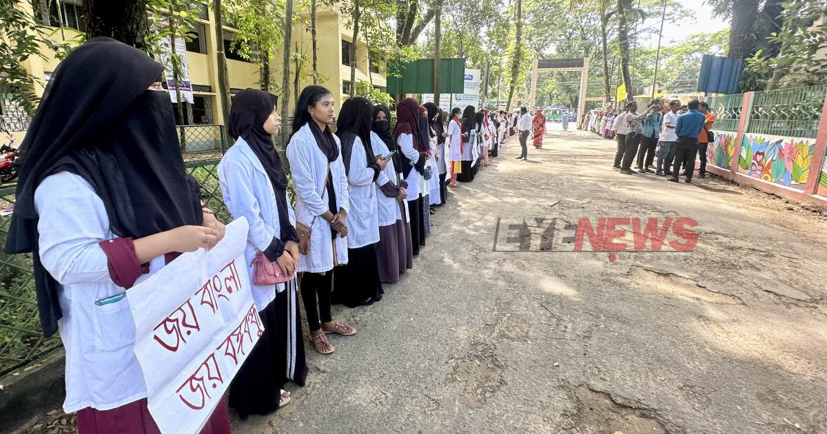 আঠারো নম্বর দিনে গড়িয়েছে ম্যাটস শিক্ষার্থীদের এ আন্দোলন। ছবি- আই নিউজ