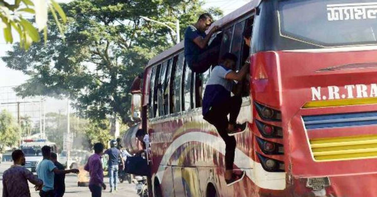 সিলেটে একটি বাসে আগুন দেয়ার চেষ্টা করেন পিকেটাররা। ছবি- সংগৃহীত