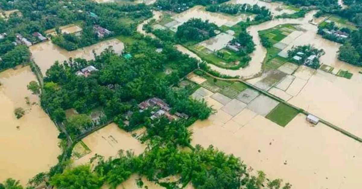 কুলাউড়ায় টানা বর্ষণে পানি বেড়ে জনপদ প্লাবিত হবার দৃশ্য।