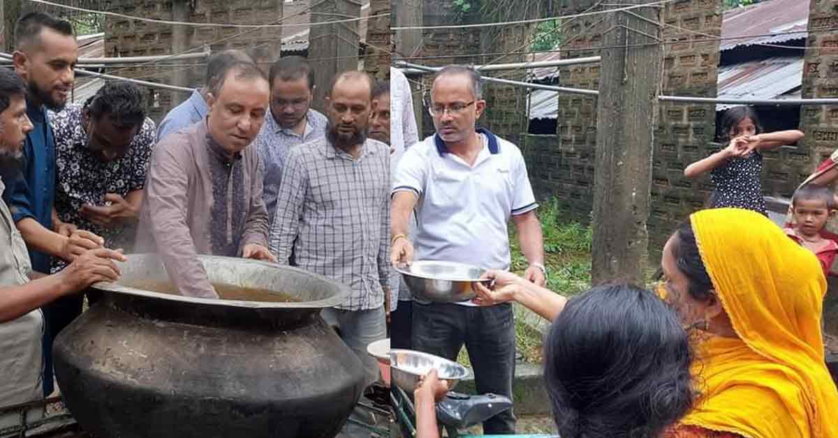 পৌর এলাকার ১ নং ওয়ার্ডে রান্না করা খাবার বিতরণ করেন মেয়র ফজলুর রহমান। ছবি- আই নিউজ