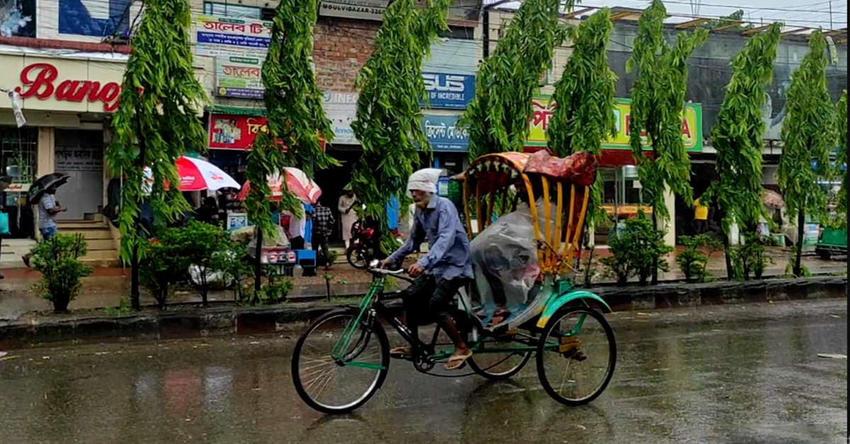 ঘূর্ণিঝড়ের প্রভাবে মৌলভীবাজারে দিনভর বৃষ্টি। ছবি : আই নিউজ