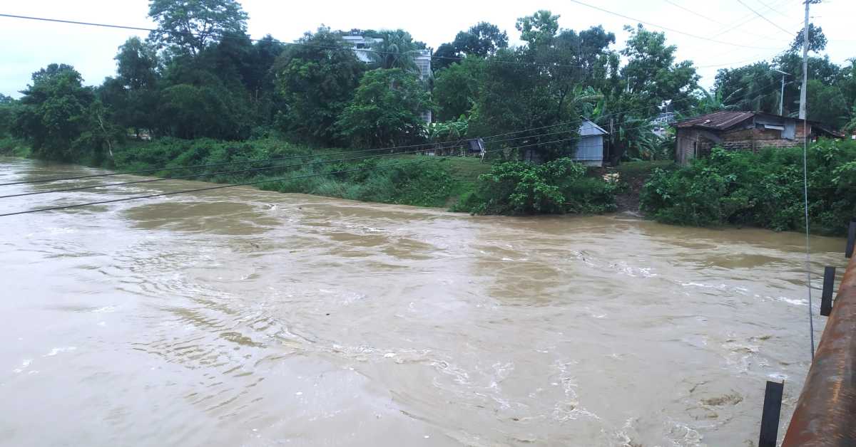 ভারী বৃষ্টিপাত ও উজান থেকে আসা ঢলে বাড়ছে ধলাই নদীর পানি। ছবি- আই নিউজ