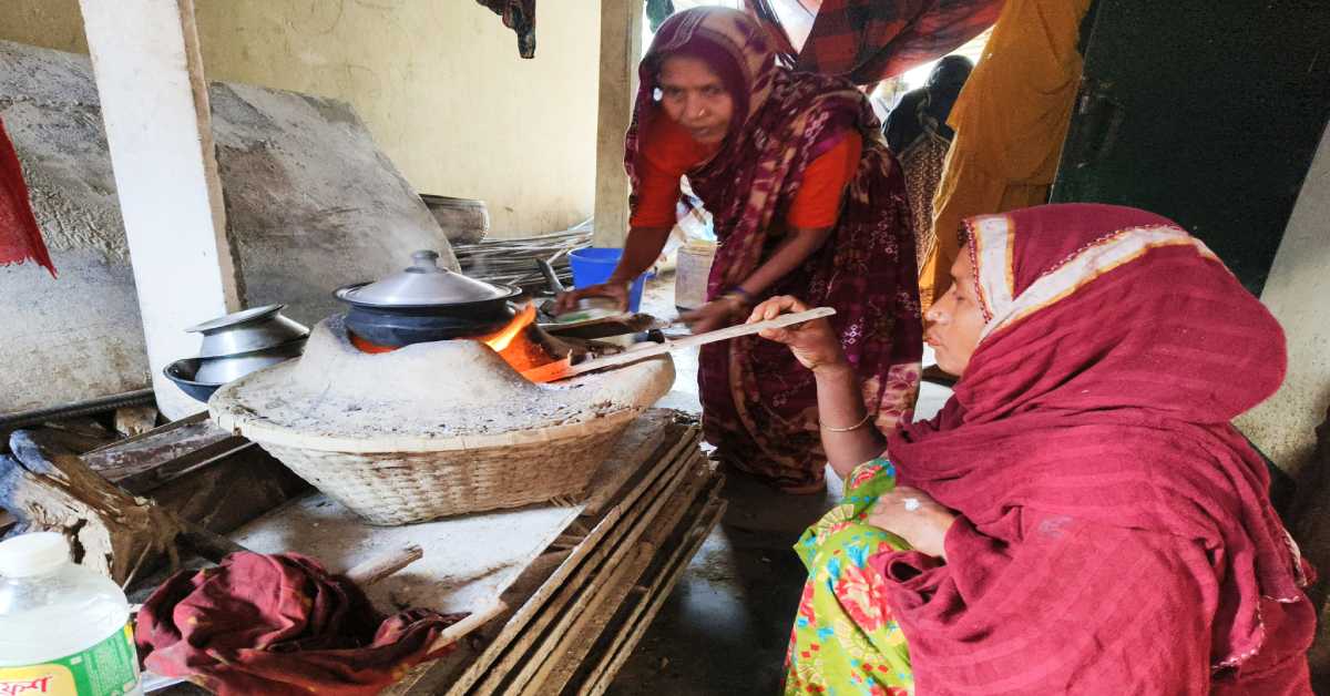 বন্যার পানি ঘরে প্রবেশ করায় রান্নাবাড়া করতে দুর্ভোগ পোহাতে হচ্ছে গৃহিণীদের। ছবি- আই নিউজ