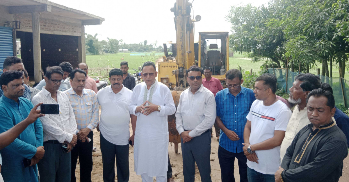 সংস্কার কাজের উদ্বোধন করেন কমলগঞ্জ উপজেলা পরিষদের চেয়ারম্যান ইমতয়িাজ আহমদে বুলবুল। ছবি- আই নিউজ