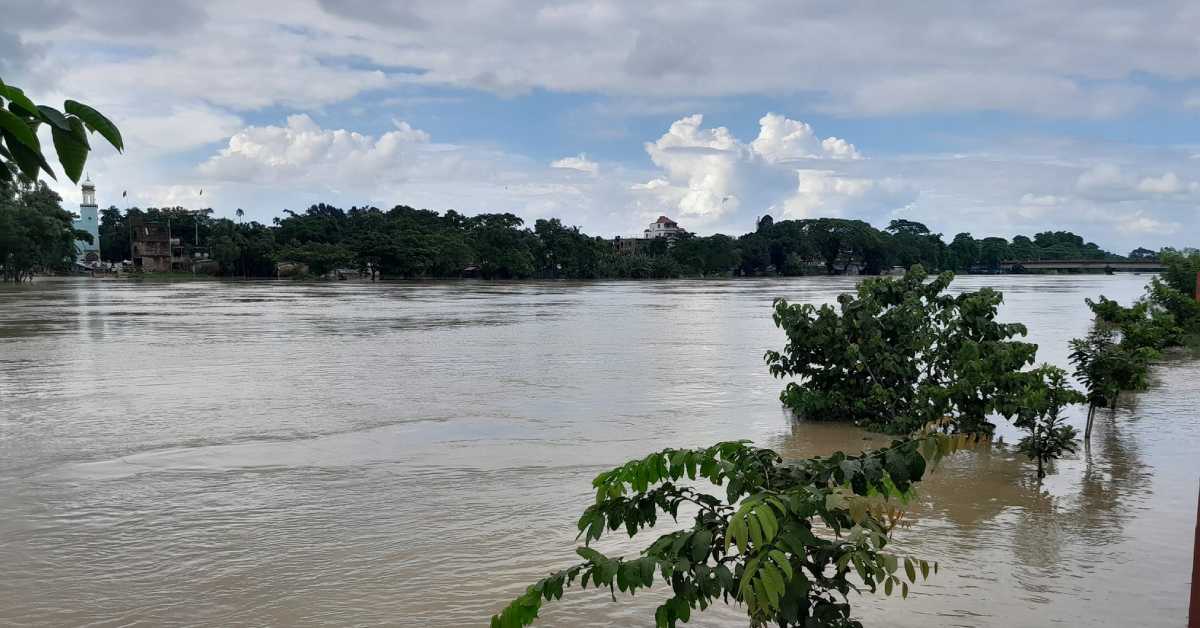 বৃষ্টি এবং উজানের ঢলের পানি টুইটুম্বুর মনু নদের দুই তীর। ছবি- আই নিউজ