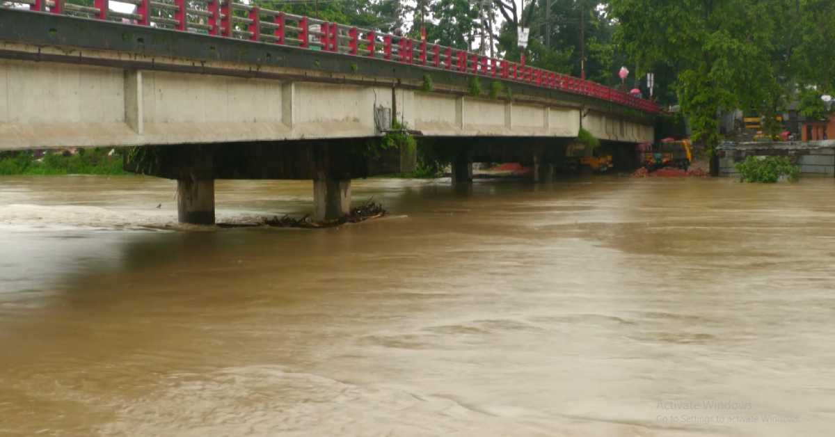 মনু নদে ১১ দশমিক ৫৬ সে.মি উচ্চতায় পানি বইছে। ছবি- আই নিউজ