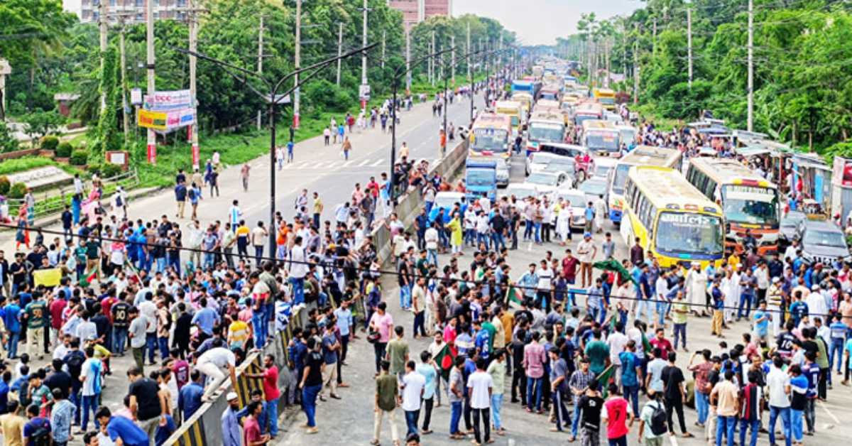 কোটা বাতিলের দাবিতে ঢাকায় ছাত্র-ছাত্রীদের সড়ক অবরোধ। ছবি- সংগৃহীত